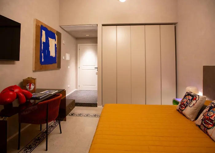 Reverse Art Bed & Breakfast *