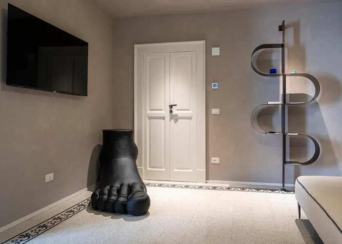 Reverse Art Bed & Breakfast