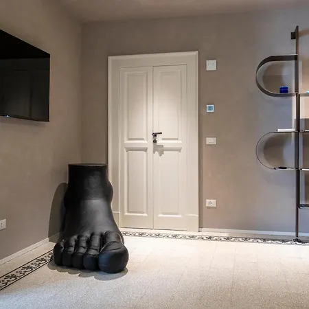 Reverse Art Bed & Breakfast