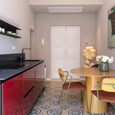 Reverse Art Bed & Breakfast *