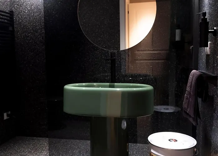 Reverse Art Bed & Breakfast *